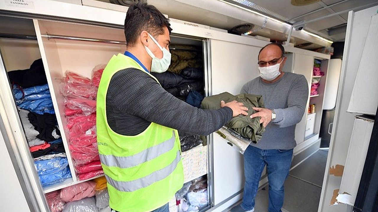 İzmir Büyükşehir Belediyesi’nin giysi desteği köylere ulaşıyor