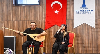 Huzurevi Bedia Akartürk’tün türküleri ile şenlendi
