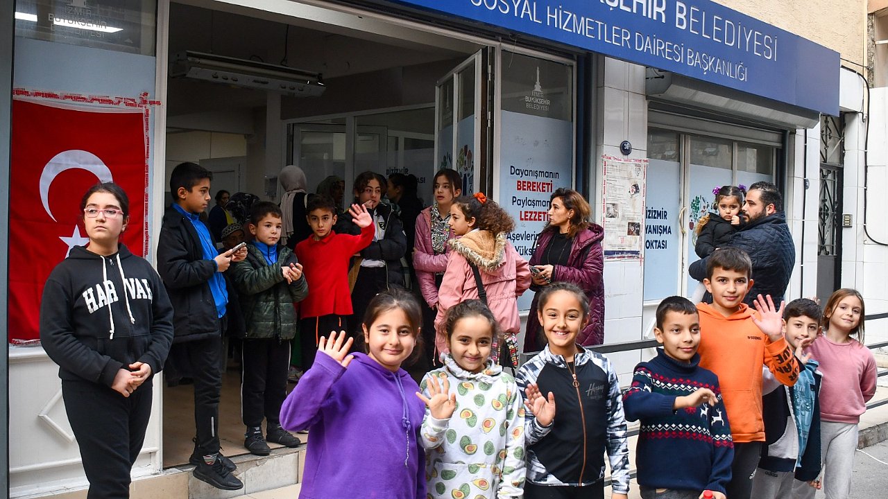 İzmir’de çocuklar 12D sinema keyfi yaşıyor