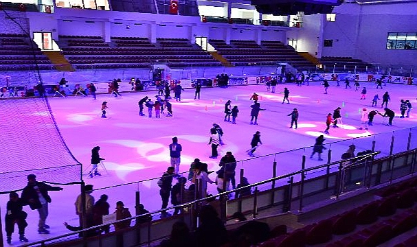 İzmirli kadınlar 2 Ocak’ta buz pistinde