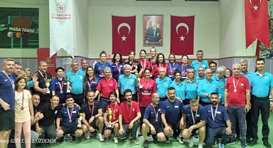 Masa Tenisi Turnuvası'nda Şampiyon Oldu