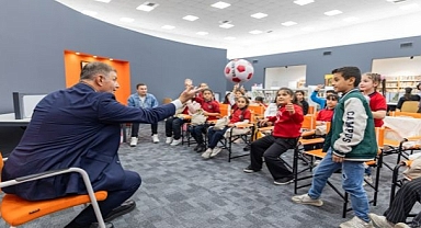Başkan Tugay okudu, Kadifekaleli çocuklar dinledi