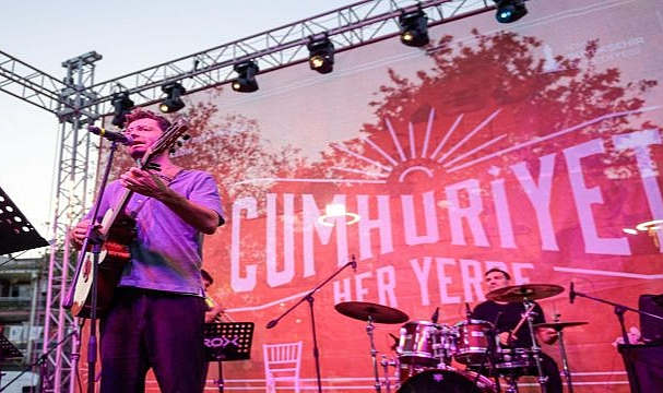 İzmir'de Cumhuriyet coşkusu başladı