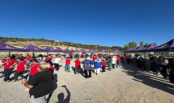 Engelli yurttaşlar ve yakınları zeytin hasadında buluştu