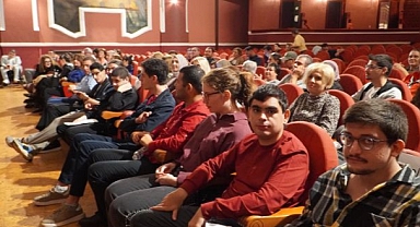 İş hayatına hazırlanan nöroçeşitli gençlerin mezuniyet sevinci