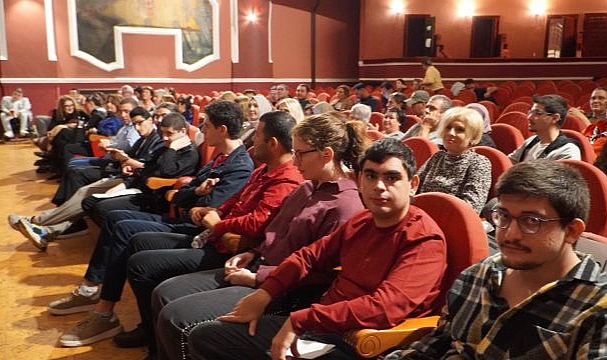 İş hayatına hazırlanan nöroçeşitli gençlerin mezuniyet sevinci