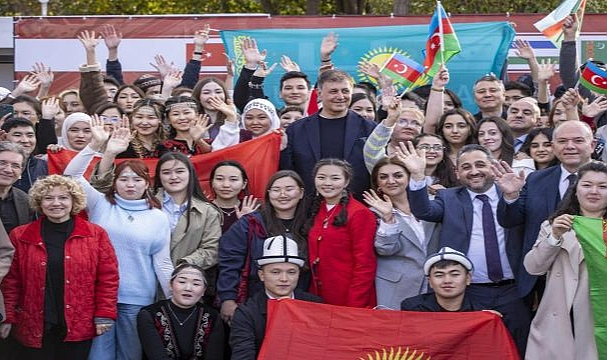 Başkan Tugay Dünya Türk Dili Ailesi Günü'nü öğrencilerle birlikte kutladı