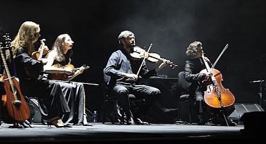 Dünyaca ünlü piyanist İzmir'de ayakta alkışlandı