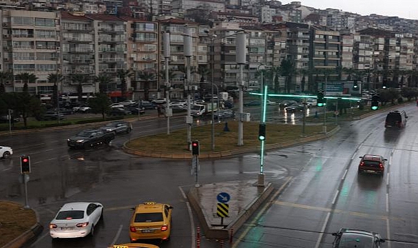 İzmir Büyükşehir Belediyesi ekipleri sağanak nedeniyle seferber oldu