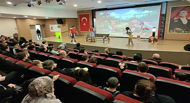 Çiğli’de Minikler Mikroplara Karşı Sahneye Çıktı