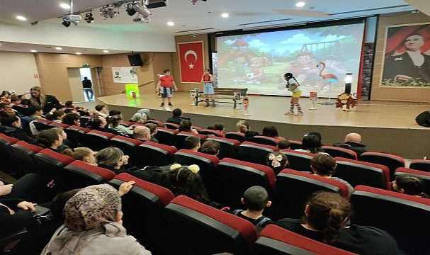Çiğli’de Minikler Mikroplara Karşı Sahneye Çıktı