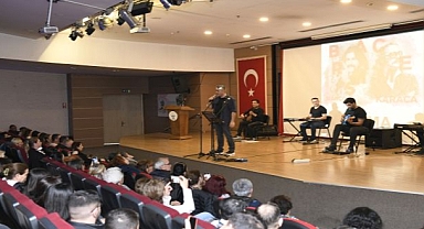 Çiğli’de Anadolu Rock Rüzgarı: Barış Manço ve Cem Karaca Şarkılarıyla Anıldı