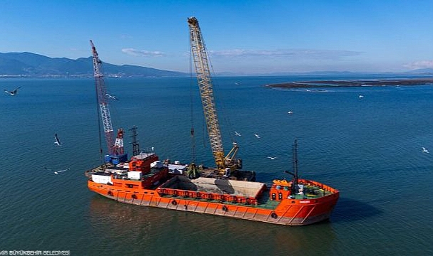 Körfez'den 1 milyon ton çamur çıkarıldı