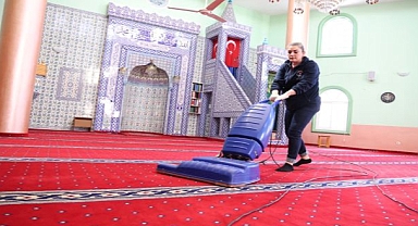Çiğli’de Bayram Öncesi İbadethanelerde Kapsamlı Temizlik