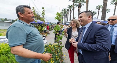 İzmir çiçek açtı, her yer rengârenk oldu 